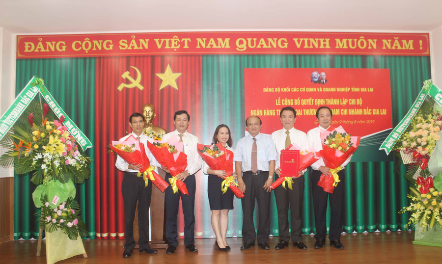 Ra mắt Ban chấp hành Chi bộ Vietcombank Bắc Gia Lai. Ảnh: Sơn Ca