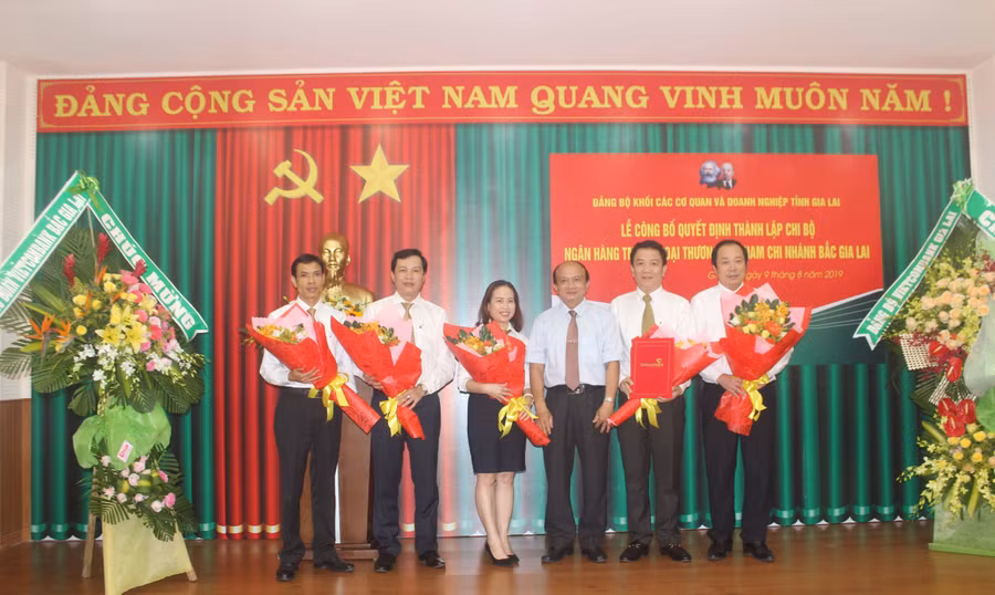 Ra mắt Ban chấp hành Chi bộ Vietcombank Bắc Gia Lai. Ảnh: Sơn Ca