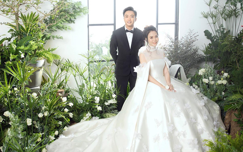 Đám cưới cặp đôi Cường Đô La - Đàm Thu Trang là tâm điểm chú ý của truyền thông. Các thiết kế váy cưới mà cô dâu đã chọn cho ngày lễ lớn nhất đời mình cũng thu hút được sự quan tâm của công chúng.