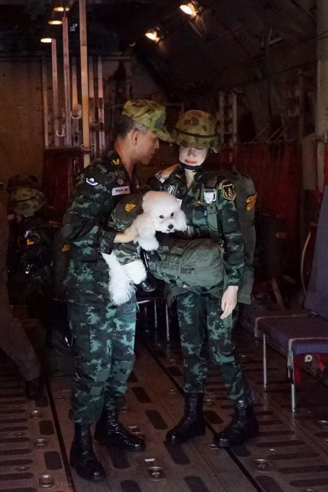 Loạt ảnh vừa được công bố còn có nhiều hình ảnh Hoàng quý phi Sineenat và nhà vua cười nói thân mật cùng nhau, mặc quân phục cùng tham gia các buổi diễn tập huấn luyện và cả hình ảnh chơi đùa với chó cưng của hoàng gia. Ảnh: Văn phòng Hoàng gia Thái Lan.