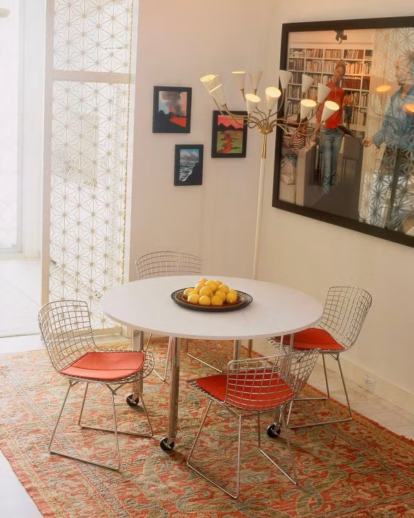 Chiếc ghế tối giản sẽ ngay lập tức đánh cắp trái tim của bất kỳ người yêu đồ nội thất hiện đại nào. Bàn tròn có bánh xe bên dưới dễ dàng để di chuyển đến bất cứ vị trí nào trong nhà.