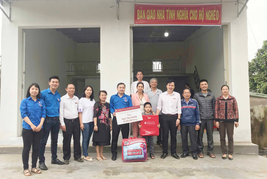  Tại Lễ bàn giao nhà cho hộ gia đình bà Trần Thị Nga. Ảnh: Thanh Nhật 