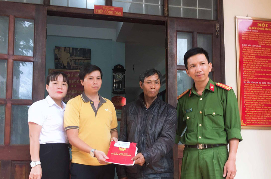 Anh Byơn nhận lại Giấy chứng nhận Quyền sử dụng đất đánh rơi trước đó. Ảnh: Nguyễn Tú