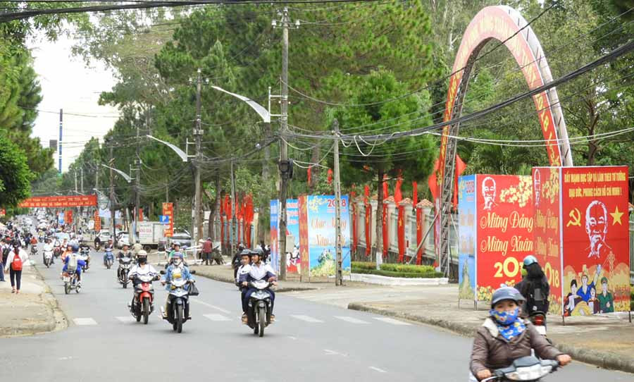 Tuyên truyền trực quan về học tập và làm theo Bác tại thành phố Pleiku. Ảnh: T.N