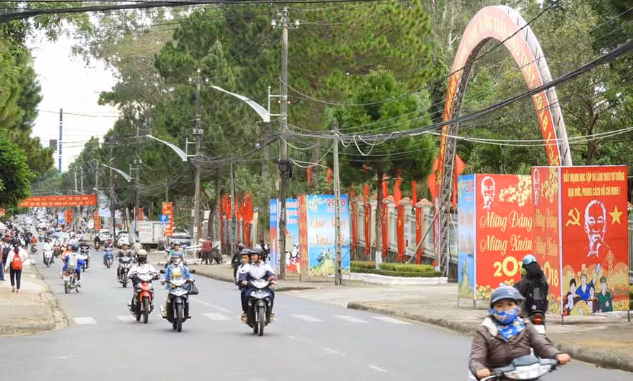 Tuyên truyền trực quan về học tập và làm theo Bác tại thành phố Pleiku. Ảnh: T.N