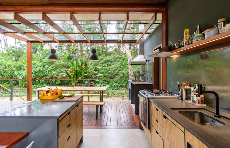 Nhà có 2 căn bếp một bếp dùng để phục vụ nhu cầu ăn uống trong gia đình, một bếp khác ngoài ban công dùng để nấu nướng và phục vụ những bữa tiệc ngoài trời. Nhà có 2 căn bếp một bếp dùng để phục vụ nhu cầu ăn uống trong gia đình, một bếp khác ngoài ban công dùng để nấu nướng và phục vụ những bữa tiệc ngoài trời.