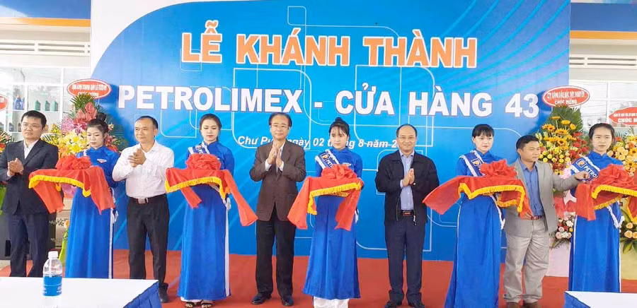 Cắt băng khánh thành cửa hàng. Ảnh: Anh Huy