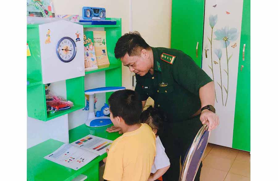 Thượng tá Rơ Mah Tuân-Phó Chính ủy Bộ Chỉ huy BĐBP tỉnh động viên cháu Vĩ. Ảnh: P.D Thượng tá Rơ Mah Tuân-Phó Chính ủy Bộ Chỉ huy BĐBP tỉnh động viên cháu Vĩ. Ảnh: P.D