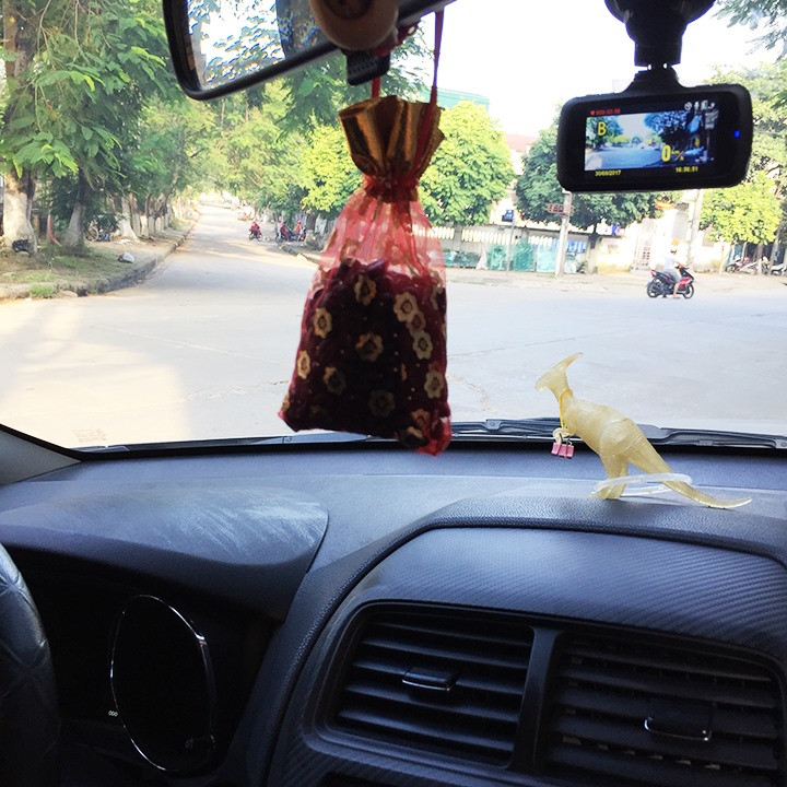 Hình ảnh chiếc túi cà phê treo lủng lẳng trong xe hơi không phải là hiếm gặp. Ảnh minh họa