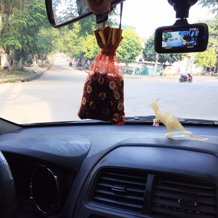 Hình ảnh chiếc túi cà phê treo lủng lẳng trong xe hơi không phải là hiếm gặp. Ảnh minh họa