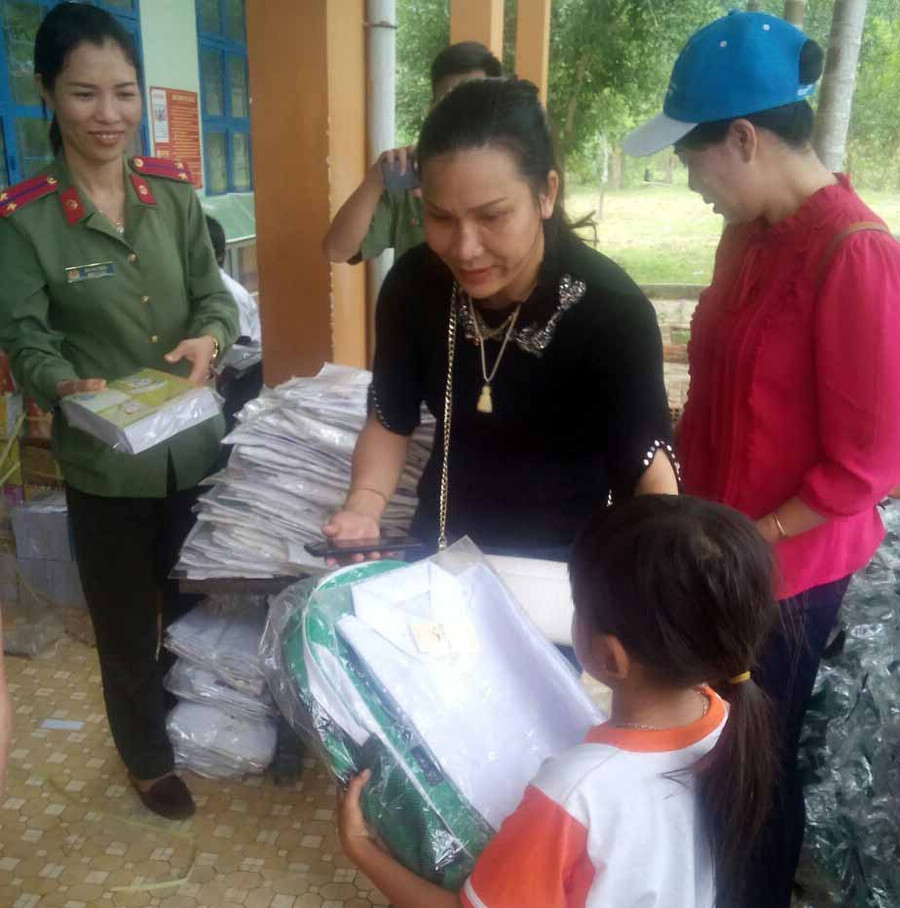 Tặng quà cho các em HS khó khăn. Ảnh: Hồng Ngọc