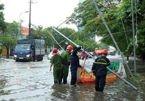 Biển quảng cáo bị đổ, đường phố bị ngập cục bộ, gây ảnh hưởng đến các phương tiện tham gia giao thông. (Ảnh: An Đăng/TTXVN)
