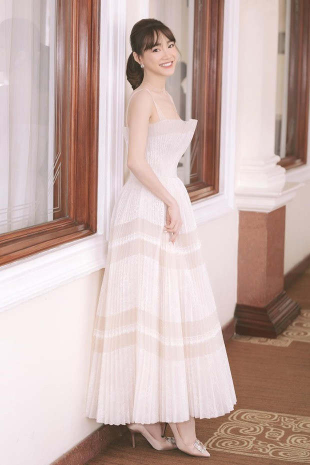 Từ trang phụ đến phụ kiện đều được nữ diễn viên phối rất hài hòa. Ảnh: NVCC