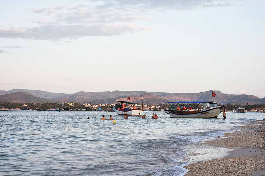  Biển buổi sáng trên Hòn Chùa. Ảnh: L.V.N