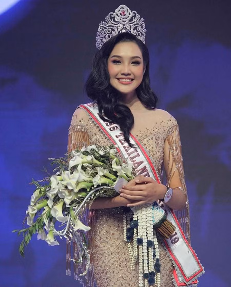  Tối 3/8, Lương Thùy Linh trở thành Hoa hậu thế giới Việt Nam 2019 thì tại xứ sở chùa Vàng Thái Lan, người đẹp Narintorn Chadapattarawalrachoat cũng đã xuất sắc vượt qua 24 thí sinh chinh phục ngôi vị Hoa hậu danh giá.