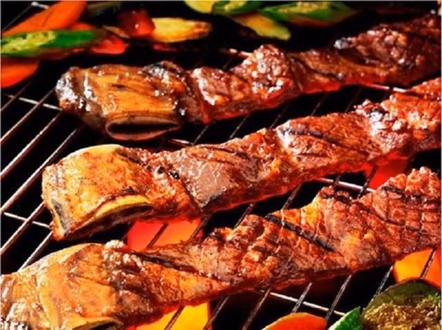 Thịt nướng không hợp vệ sinh và thịt chưa chín là thủ phạm gây bệnh của Tiểu Triệu