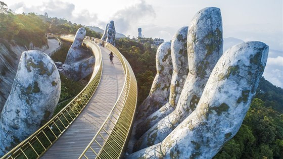  Khi trời quang mây, dải vàng rực rỡ ấy nổi bật trên nền xanh của mây trời, của rừng nhiệt đới