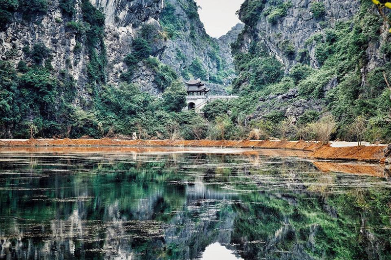 Động Am Tiên – “Tuyệt tình cốc ở Ninh Bình”. Là di tích quốc gia nằm trong quần thể di tích quốc gia Hoa Lư, động Am Tiên chính là điểm đến mà du khách không thể bỏ qua nếu như muốn tận hưởng khung cảnh thiên nhiên thanh bình và thơ mộng. Bởi vẻ đẹp hoang sơ tách biệt hẳn với thế giới bên ngoài, thế nên nơi đây còn được các bạn trẻ gọi với cái tên “Tuyệt tình cốc”.  Động Am Tiên – “Tuyệt tình cốc ở Ninh Bình”. Là di tích quốc gia nằm trong quần thể di tích quốc gia Hoa Lư, động Am Tiên chính là điểm đến mà du khách không thể bỏ qua nếu như muốn tận hưởng khung cảnh thiên nhiên thanh bình và thơ mộng. Bởi vẻ đẹp hoang sơ tách biệt hẳn với thế giới bên ngoài, thế nên nơi đây còn được các bạn trẻ gọi với cái tên “Tuyệt tình cốc”.