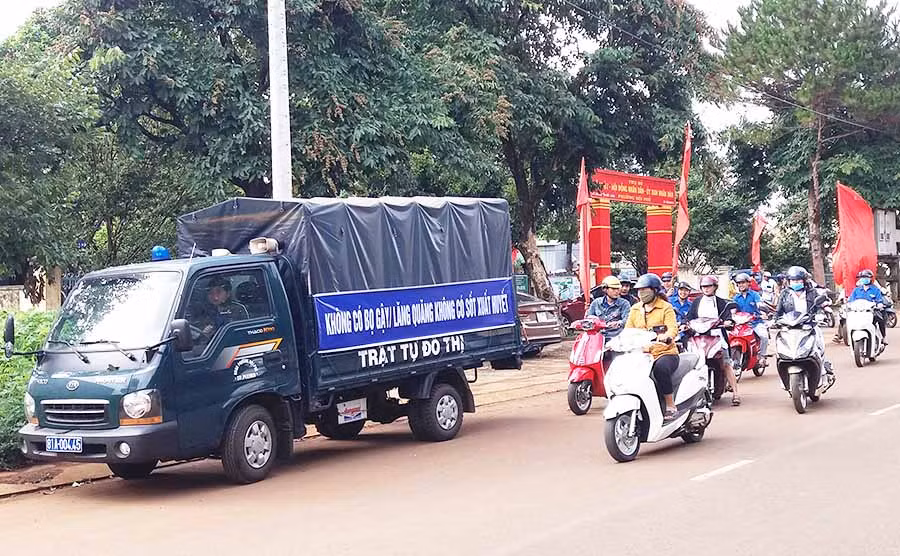  Thành phố Pleiku phát động chiến dịch vệ sinh môi trường phòng-chống SXH. Ảnh: N.N