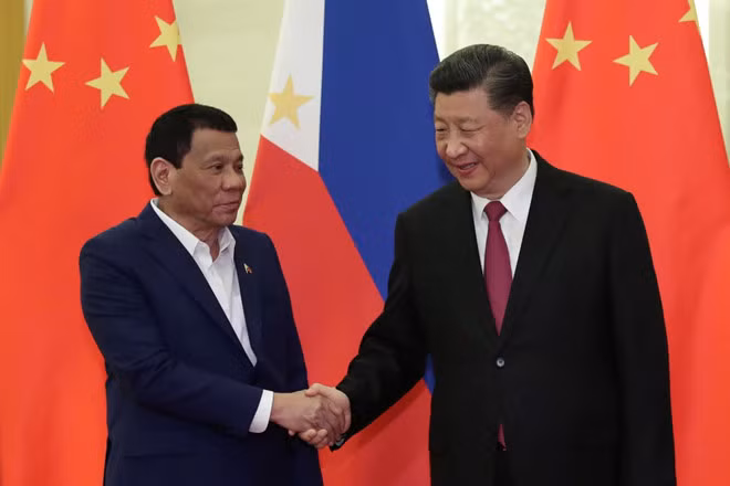  Tổng thống Rodrigo Duterte gặp Chủ tịch Trung Quốc Tập Cận Bình tại Bắc Kinh vào tháng 4-Ảnh: Reuters