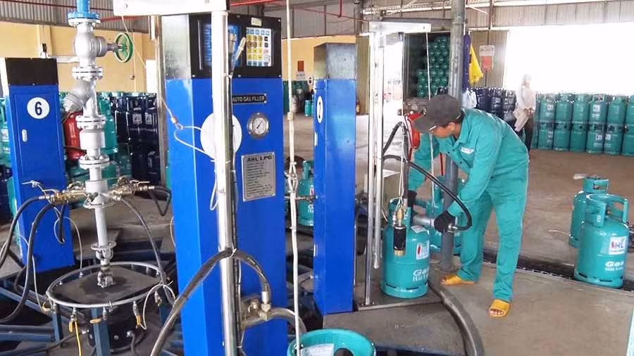  Công nhân vận hành dây chuyền chiết nạp gas Hải Lưu. Ảnh: H.Đ.T