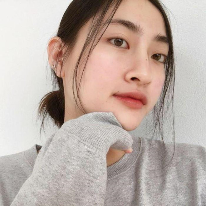 Mỹ nhân 10X sở hữu chiếc mũi cao tự nhiên rất Tây, nụ cười tỏa sáng, khuôn mặt hài hòa, sắc nét kể cả khi chưa trang điểm