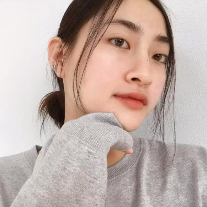Mỹ nhân 10X sở hữu chiếc mũi cao tự nhiên rất Tây, nụ cười tỏa sáng, khuôn mặt hài hòa, sắc nét kể cả khi chưa trang điểm