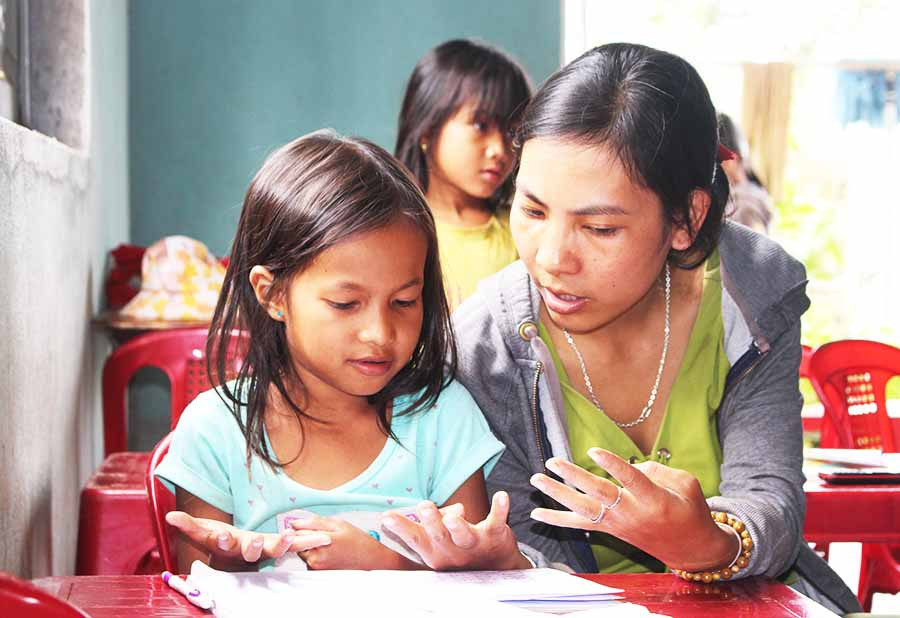 Cô Mlê đang hướng dẫn học trò làm bài tập. Ảnh: N.G  Cô Mlê đang hướng dẫn học trò làm bài tập. Ảnh: N.G