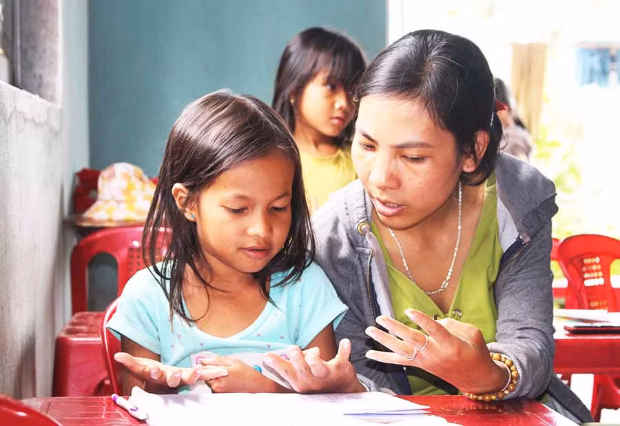  Cô Mlê đang hướng dẫn học trò làm bài tập. Ảnh: N.G