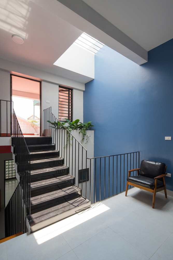 Tầng 2 là không gian dành cho phòng ngủ với nhiều ánh sáng tự nhiên từ cửa sổ và giếng trời. Tầng 2 là không gian dành cho phòng ngủ với nhiều ánh sáng tự nhiên từ cửa sổ và giếng trời.