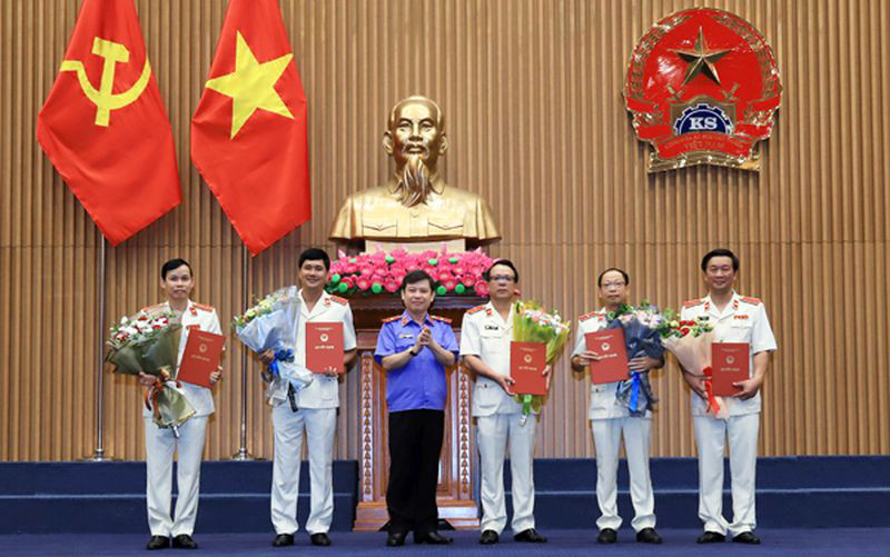 Viện trưởng VKSND Tối cao Lê Minh Trí trao quyết định bổ nhiệm cho các cán bộ VKSND Tối cao.