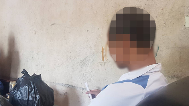 Bố của 2 nạn nhân bức xúc trình bày sự việc với phóng viên. Ảnh: Trần Cường