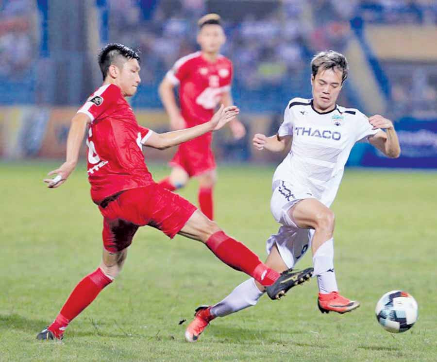  Tiền đạo Nguyễn Văn Toàn của HAGL (áo trắng) trong trận thắng Viettel FC ở lượt đi. Ảnh: H.T