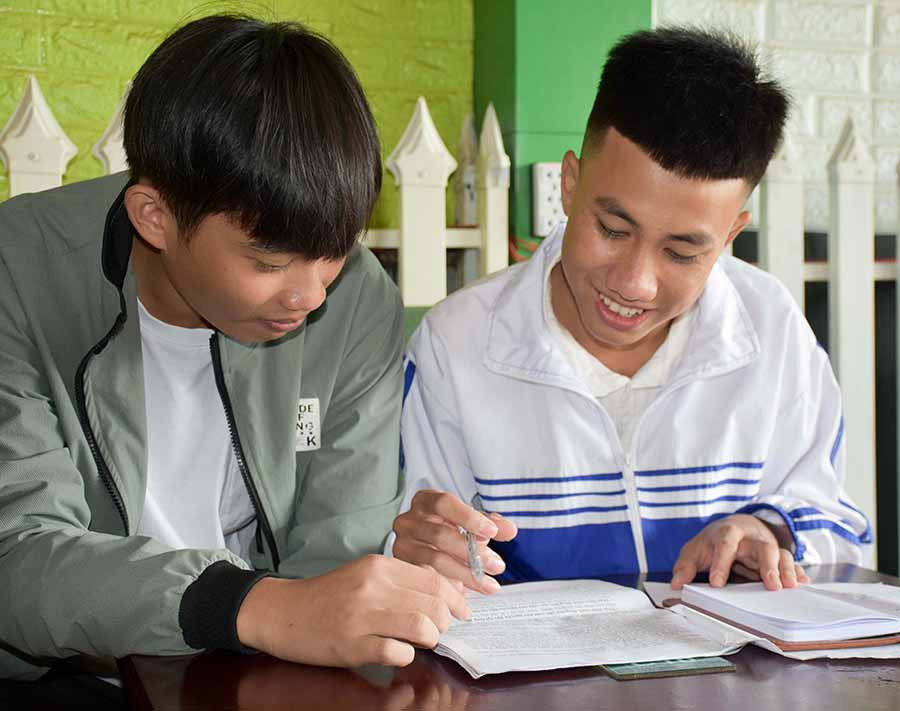  Lê Văn Trường (bìa phải) ôn bài cùng bạn thân Nguyễn Huy Đạt. Ảnh: T.D
