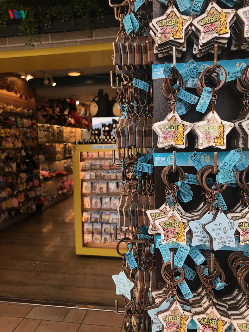 Một người bán hàng giải thích với chúng tôi rằng quà lưu niệm mang một ý nghĩa rất quan trọng, bởi chúng truyền tải niềm vui thích, sự thú vị của chuyến đi đến những người thân thiết, và tất nhiên đó cũng có thể là thứ dành tặng cho riêng bản thân để gợi nhớ những kỉ niệm tuyệt vời mà bạn đã trải qua trong chuyến đi. Một người bán hàng giải thích với chúng tôi rằng quà lưu niệm mang một ý nghĩa rất quan trọng, bởi chúng truyền tải niềm vui thích, sự thú vị của chuyến đi đến những người thân thiết, và tất nhiên đó cũng có thể là thứ dành tặng cho riêng bản thân để gợi nhớ những kỉ niệm tuyệt vời mà bạn đã trải qua trong chuyến đi.