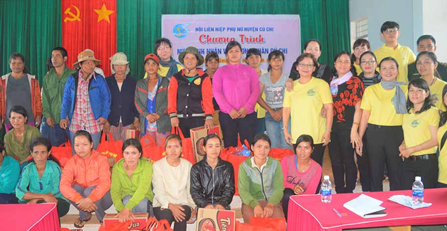 Hội Liên hiệp phụ nữ huyện Củ Chi tặng 100 phần quà cho phụ nữ nghèo xã Ia Chía. Ảnh: Đinh Yến