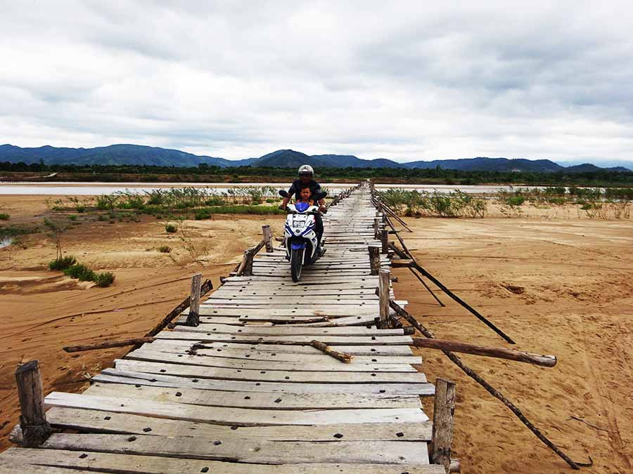  Gần 1.000 hộ dân xã Chư Gu phải di chuyển trên cầu gỗ tạm bợ, nhiều nguy hiểm. Ảnh: C.H