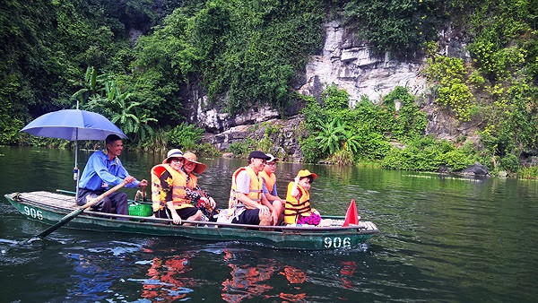  Địa phương đã chuẩn bị sẵn 1000 con thuyền để đưa du khách vào hành cung mỗi ngày