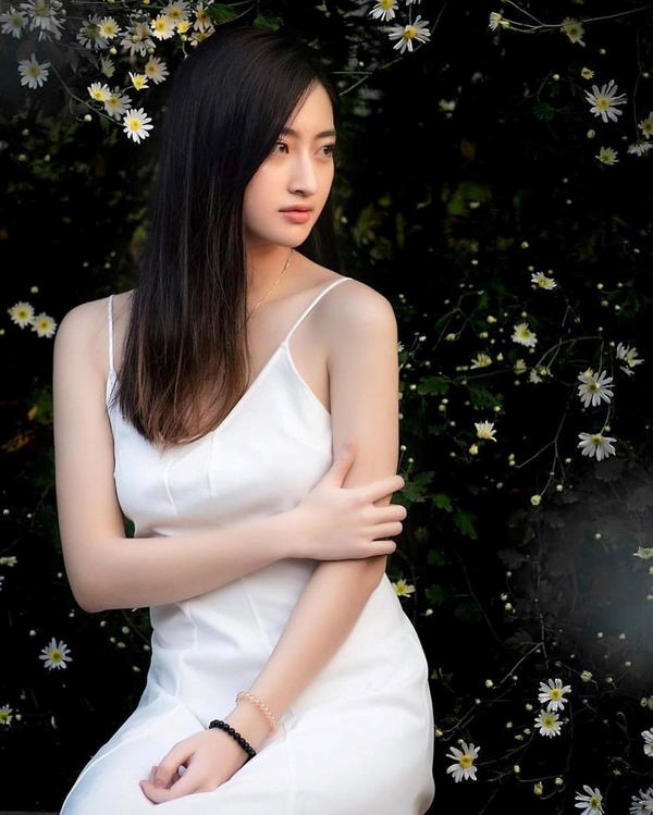 Chân dài sinh năm 2000 sở hữu gương mặt góc cạnh, quyến rũ và được nhận xét là 