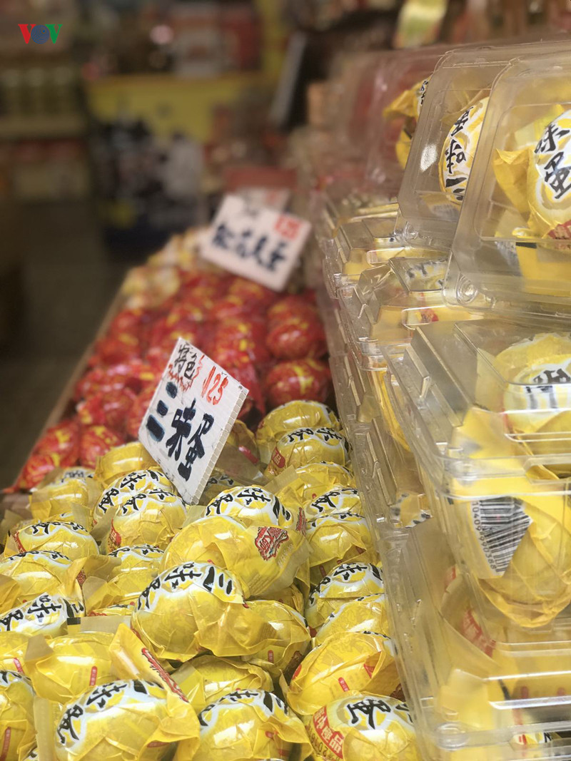 Đặc biệt, đến phố cổ Đạm Thuỷ bạn nhất định phải thử món trứng sắt. Có 2 loại trứng sắt phổ biến: loại lớn có kích thước như quả trứng gà và loại nhỏ là trứng cút. Trứng được hầm trong khoảng một tuần cho đến khi lên mùi, lòng trắng đông lại, chuyển sang màu nâu sẫm bóng và lòng đỏ có màu vàng nâu. Vị lạ hấp dẫn là điều đầu tiên nhận thấy khi nếm thử. Lòng trắng giòn, nhai sần sật, lòng đỏ bùi bùi nhưng không bị khô. Trứng sắt có giá thành không quá đắt đỏ lại được đóng gói cẩn thận, dễ vận chuyển nên bạn có thể mua về làm quà cho mọi người thưởng thức vị lạ của xứ Đài. Đặc biệt, đến phố cổ Đạm Thuỷ bạn nhất định phải thử món trứng sắt. Có 2 loại trứng sắt phổ biến: loại lớn có kích thước như quả trứng gà và loại nhỏ là trứng cút. Trứng được hầm trong khoảng một tuần cho đến khi lên mùi, lòng trắng đông lại, chuyển sang màu nâu sẫm bóng và lòng đỏ có màu vàng nâu. Vị lạ hấp dẫn là điều đầu tiên nhận thấy khi nếm thử. Lòng trắng giòn, nhai sần sật, lòng đỏ bùi bùi nhưng không bị khô. Trứng sắt có giá thành không quá đắt đỏ lại được đóng gói cẩn thận, dễ vận chuyển nên bạn có thể mua về làm quà cho mọi người thưởng thức vị lạ của xứ Đài.