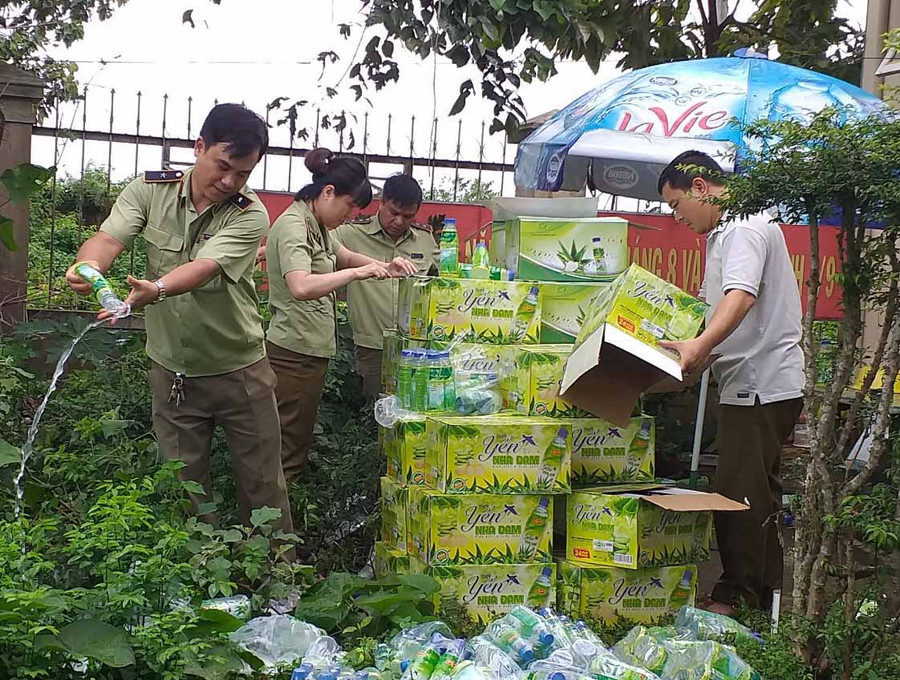 Lực lượng QLTT tiến hành tiêu hủy nước yến vi phạm. Ảnh: Anh Huy Lực lượng QLTT tiến hành tiêu hủy nước yến vi phạm. Ảnh: Anh Huy