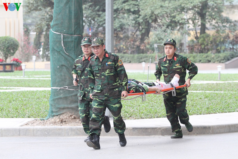 Một buổi huấn luyện của cán bộ chiến sĩ tham gia Bệnh viện Dã chiến cấp 2 số 2 (Ảnh: Trọng Phú) Một buổi huấn luyện của cán bộ chiến sĩ tham gia Bệnh viện Dã chiến cấp 2 số 2 (Ảnh: Trọng Phú)