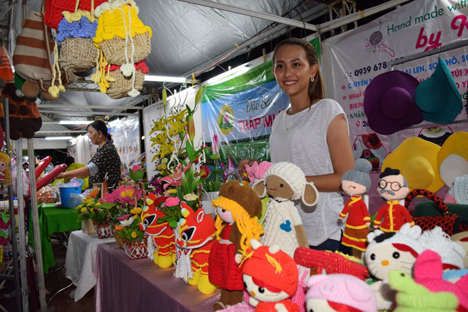 Kim Anh giới thiệu những sản phẩm bằng len của mình 