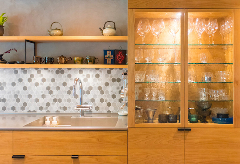 Ly, tách sắp xếp gọn gàng trong tủ. Ly, tách sắp xếp gọn gàng trong tủ.