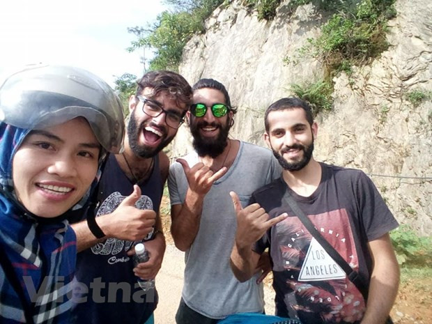 Du khách quốc tế trải nghiệm văn hóa bản địa các làng quê Việt Nam. (Ảnh: CTV) Du khách quốc tế trải nghiệm văn hóa bản địa các làng quê Việt Nam. (Ảnh: CTV)