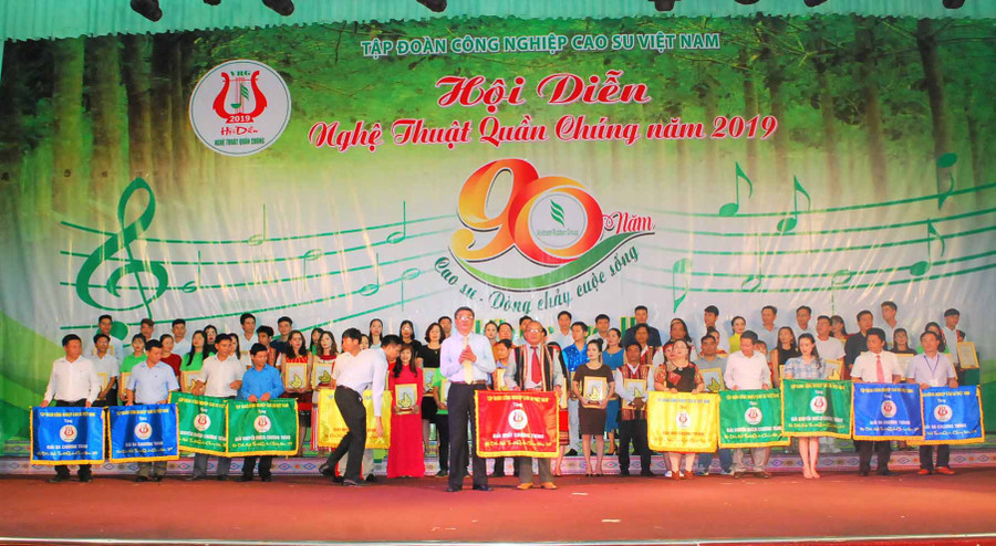 Phó Tổng Giám đốc Tập đoàn Công nghiệp Cao su Việt Nam Nguyễn Tiến Đức trao giải nhất toàn đoàn cho Công ty TNHH một thành viên Cao su Chư Pah. Ảnh: Hà Tây