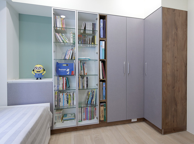 Đặc biệt chủ nhân còn chọn tủ bọc vải màu xám nhạt để mang màu sắc vào cho căn phòng. Đặc biệt chủ nhân còn chọn tủ bọc vải màu xám nhạt để mang màu sắc vào cho căn phòng.