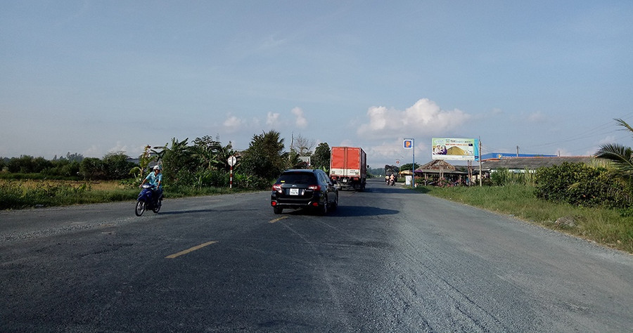 Sau hơn 10 năm khai thác, tuyến Quản Lộ - Phụng Hiệp chưa được đại tu nâng cấp, mặt đường cấp phối đá dăm láng nhựa không đáp ứng yêu cầu vận tải. Ảnh: Gia Minh