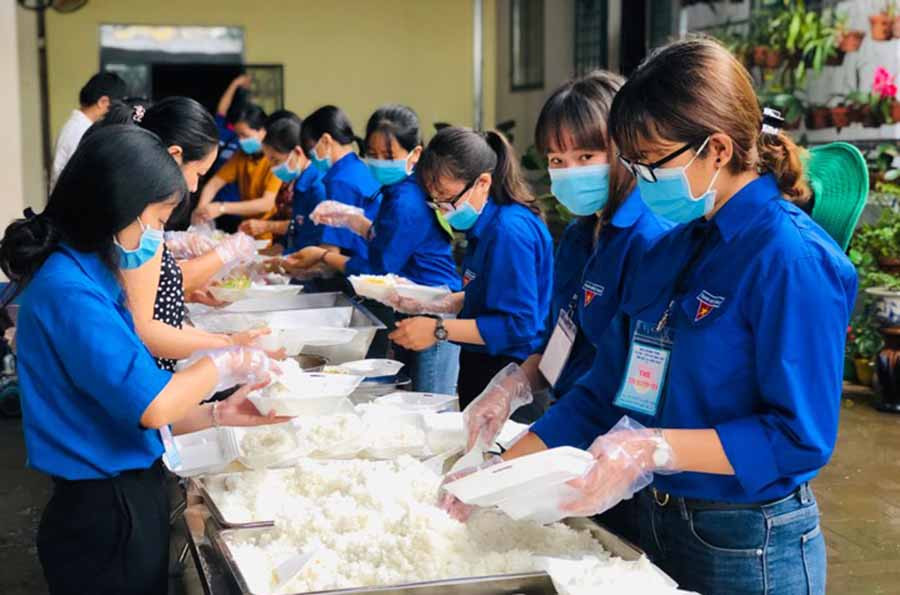 Đội hình Tư vấn-Tiếp sức mùa thi năm 2019 nấu ăn hỗ trợ thí sinh dự thi Kỳ thi THPT Quốc gia. Ảnh: Phan Lài