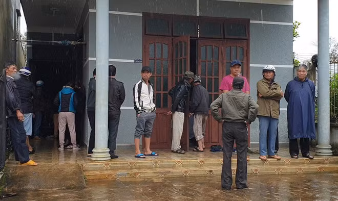 Người dân bàng hoàng tới chia buồn khi hay tin ông Tú gặp nạn-Ảnh: Trùng Dương